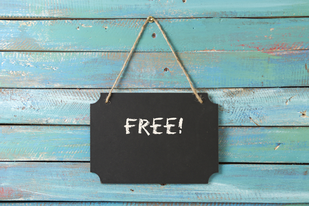 Free,Sign,On,Blue,Wood,Background